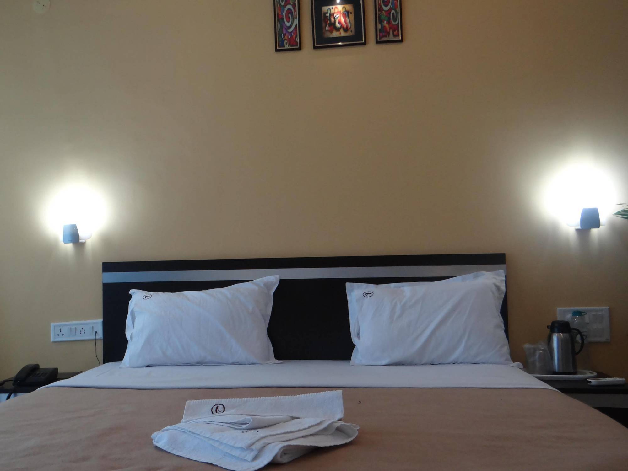 Linear Inn Indore Bagian luar foto